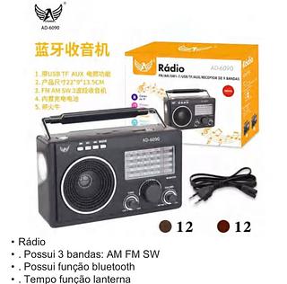 Rádio . Possui 3 bandas: AM FM SW Possui função bluetooth • Tempo função lanterna FM AM AD6090